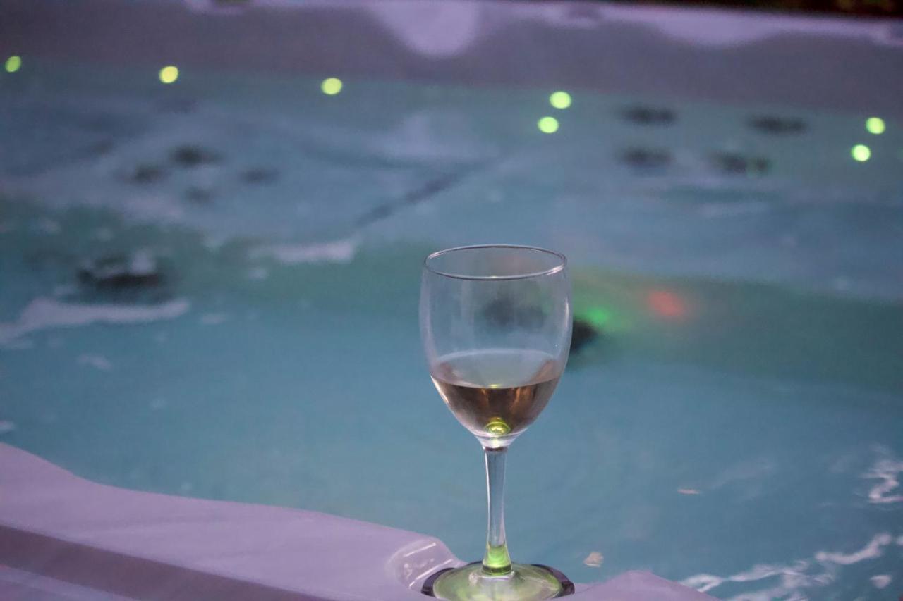 Whistler Alpine Chalet Retreat & Wellness Villa ภายนอก รูปภาพ