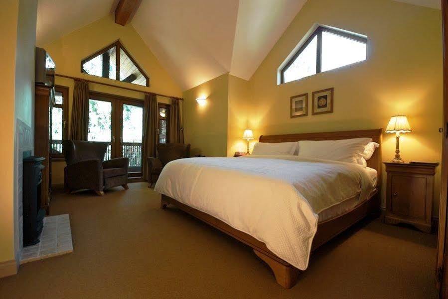 Whistler Alpine Chalet Retreat & Wellness Villa ภายนอก รูปภาพ